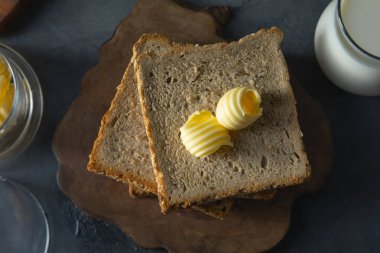 Bir bardak sütle tereyağlı ekmek manzarası