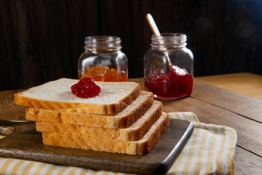 Çilek reçelli beyaz ekmek dilimleri