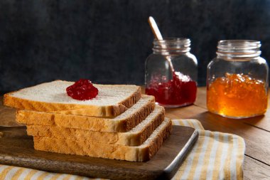 Çilek reçelli beyaz ekmek dilimleri