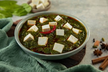 BİR PALAK PANEER BİR BOWL VE Masanın üzerinde KEPT