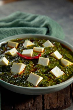 Ahşap bir tabakta pişirilmiş, soluk soluklu bir panter.