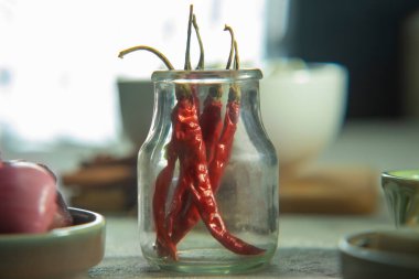 Kurutulmuş kırmızı çocuklar kavanozda saklanıyor.