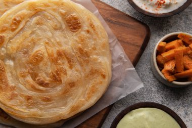 Paranoyak, Turşu ve Chutney 'le hararetle servis edildi.