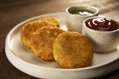 CRISPY ALOO TİKİS CHUTNEY VE SUCE İSTİYOR