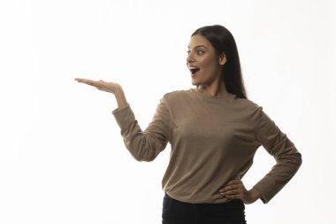 Güzel kadın heyecanla eline bakıyor.