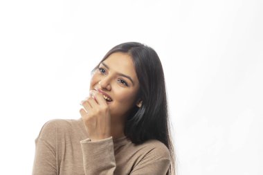 Güzel kadın yana bakıyor ve gülümsüyor.