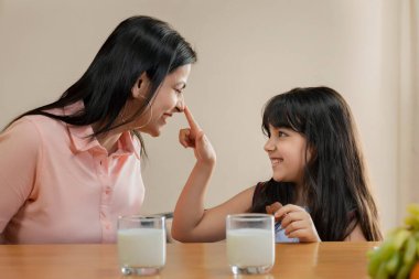 BİR ANNE VE KIZ SÜTÜRÜNÜK SÜTÜRÜNÜYOR