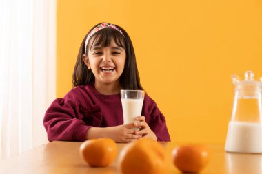 BİR KIZ ÇOCUK SÜTÜRÜNÜYOR GÜLUYOR