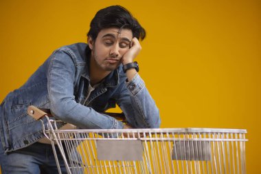 Tramvayın yanında gözleri kapalı tembellik eden genç bir çocuk..