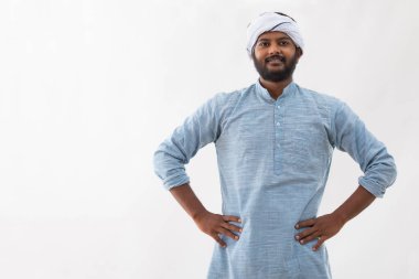 Kafasında beyaz bir Turban olan RURAL bir adamın portresi.