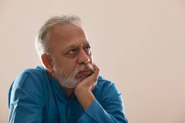 YAŞIKLARI BİR ADAM KARŞIYOR