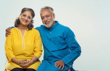 CAMERA 'YA GİRİŞİYOR VE GÜLÜYOR