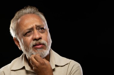 Şaşkınlıkla bakan yaşlı bir adam.