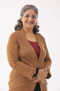 Ayakta duran ve tezahürat yapan mutlu bir kadın.