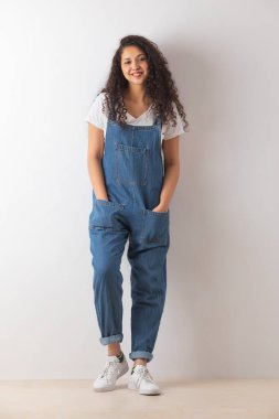 KAMERA 'ya bakan ve ayakta duran mutlu bir genç kız.