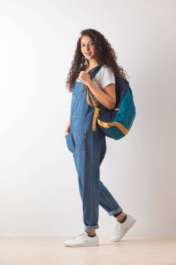 KAMERA 'NIN ÖNCE BİR YAŞIK KIZ GİRİŞİYOR