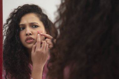 MIRROR 'daki PİMPLE' ye bakan bir genç.