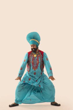 Bir Bhangra Dansçısı dans adımları atıyor..