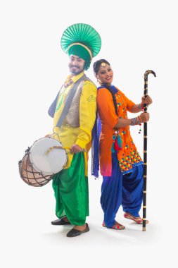 Bir Bhangra ve bir Giddha Dansçısı Dhol ve Khunda ile gösteri yapıyor..