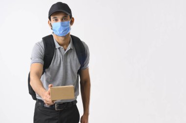 Teslimatçı çocuk ihtiyatlı bir şekilde paket getiriyor.