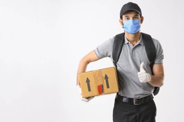 Teslimatçı çocuk bir elinde kutuyla baş parmak işareti yapıyor.