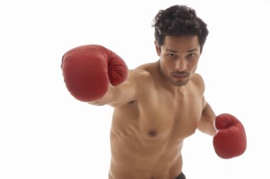 Beyaz arka planda boks eldiveni giymiş bir adam havaya yumruk atıyor.,