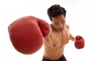 Beyaz arka planda boks eldiveni giymiş bir adam havaya yumruk atıyor.,