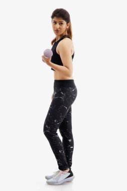 Elinde dambıllarla çalışan bir kadın..