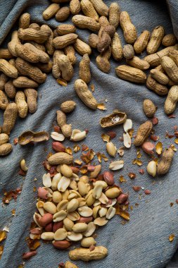 Fıstık kabuklu gri bir beze saçılmış çiğ yer fıstığı..