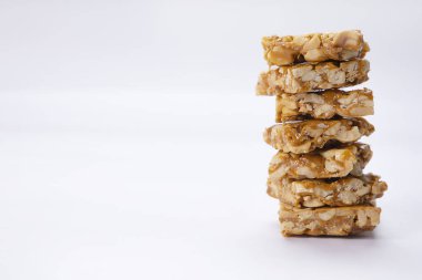 Mungfali ki patti beyaz arka planda üst üste dizilmiş..