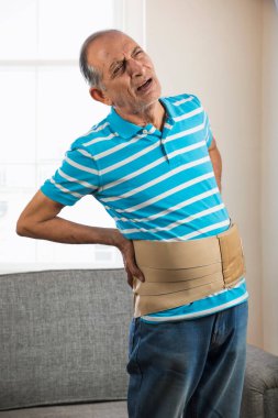 Son sınıf öğrencisi beline kemer takmış. (Sağlık ve zindelik)