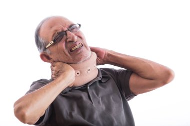 Boyun bandı takan yaşlı bir adam. (Sağlık ve zindelik)