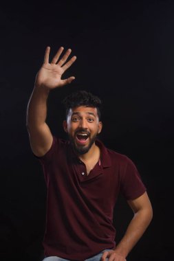 Genç adam heyecanla el sallıyor..