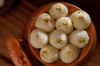 Beyaz ahududular serpiştirilmiş şam fıstıklarıyla bir handi 'de tutulur..