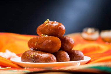 Langchas turuncu bir bezin üzerinde bir tabakta saklıyordu..