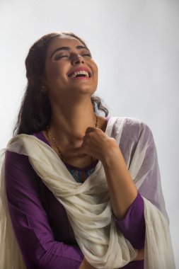 Son derece mutlu, bekar bir kadının portresi..