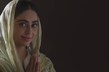 Elleri bağlı dua eden bekar bir kadına yaklaş..