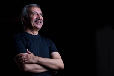 Mutlu bir kıdemli adamın portresi..