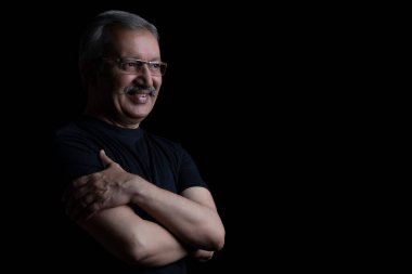 Mutlu bir kıdemli adamın portresi..