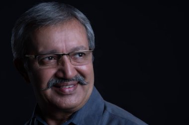 Mutlu bir kıdemli adamın portresi..