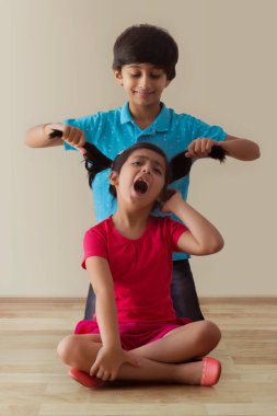 Abim saçını çekerek kız kardeşine sataşıyor.