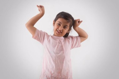 Uykulu hisseden bir kızın portresi