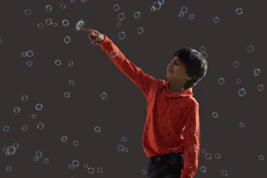 Balon patlatan genç bir çocuğun portresi