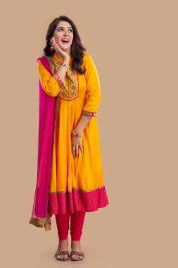 Gülümseyen ve yan bakan genç bir kadın