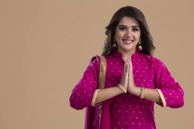 Genç bayan gülümsüyor ve selamlıyor..