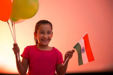 Bayrak ve balon taşıyan genç kız, bağımsızlık günü.
