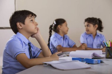 Çalışmalarını boş derste tamamlayan öğrenciler