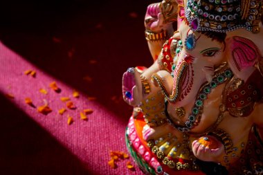 Çiçek yapraklı ganesh idol