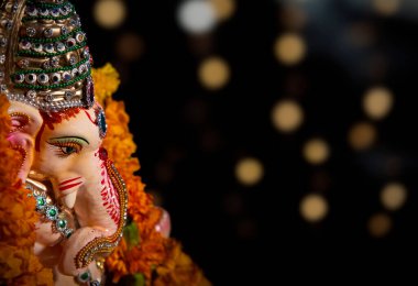 Lord Ganesha 'nın çiçek çelenkli en iyi resmi.