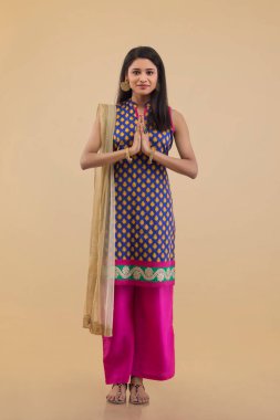 Gülümseyen bir kadının portresi